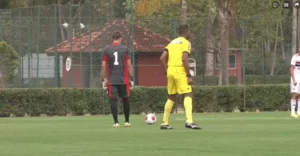 Leandro marca de falta pelo São Paulo no Paulistão Sub-20. (Foto: Twitter do São Paulo)