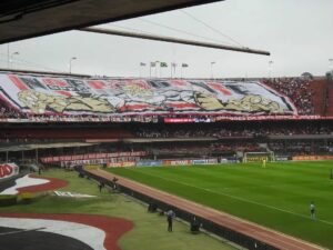 Torcida do São Paulo foi liberada por Rogério Ceni para entrar no CT da Barra Funda. (Foto: Twitter do São Paulo)