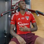 Arboleda é um dos três zagueiros confirmados para 2023. (Foto: Twitter do São Paulo)