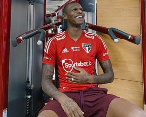 Arboleda é um dos três zagueiros confirmados para 2023. (Foto: Twitter do São Paulo)