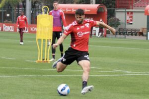 Calleri está pronto para ajudar São Paulo a voltar a decidir uma competição internacional. (Foto: Twitter do São Paulo)