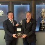 Presidente da Conmebol cumprimenta presidente do São Paulo, Julio Casares, na sede da Confederação. O Tricolor é tricampeão da Copa Libertadores. (Foto: Twitter da Conmebol)