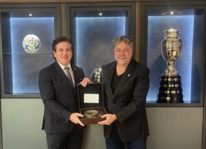 Presidente da Conmebol cumprimenta presidente do São Paulo, Julio Casares, na sede da Confederação. O Tricolor é tricampeão da Copa Libertadores. (Foto: Twitter da Conmebol)