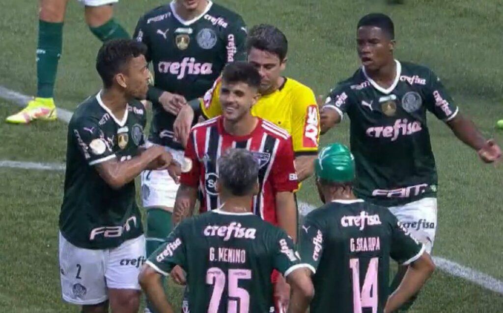 Beraldo é expulso, mas torcida do São Paulo ri de maladragem do zagueiro. (Foto: Reprodução/TV Globo)