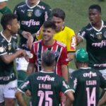 Beraldo é expulso, mas torcida do São Paulo ri de maladragem do zagueiro. (Foto: Reprodução/TV Globo)