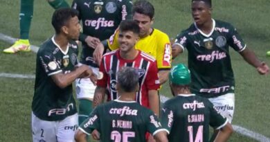 Beraldo é expulso, mas torcida do São Paulo ri de maladragem do zagueiro. (Foto: Reprodução/TV Globo)