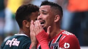 Luciano é "punido" por Rogério Ceni no São Paulo. (Foto: AGIF)