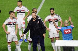 Rogério Ceni diz que vai continuar no São Paulo. (Foto: Marcos Ribolli/ge)