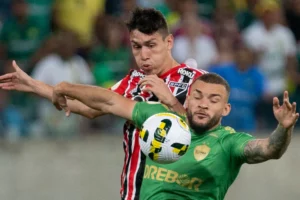 São Paulo pode ter Ferraresi no time titular no Choque-Rei. (Foto: Twitter do São Paulo)