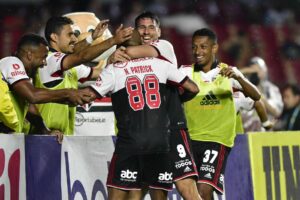 São Paulo bate Coritiba e se coloca na briga por uma vaga na Libertadores 2023. (Foto: Twitter do Brasileirão)