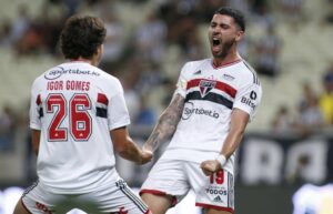 Bustos se despede do São Paulo. (Foto: Twitter do São Paulo)