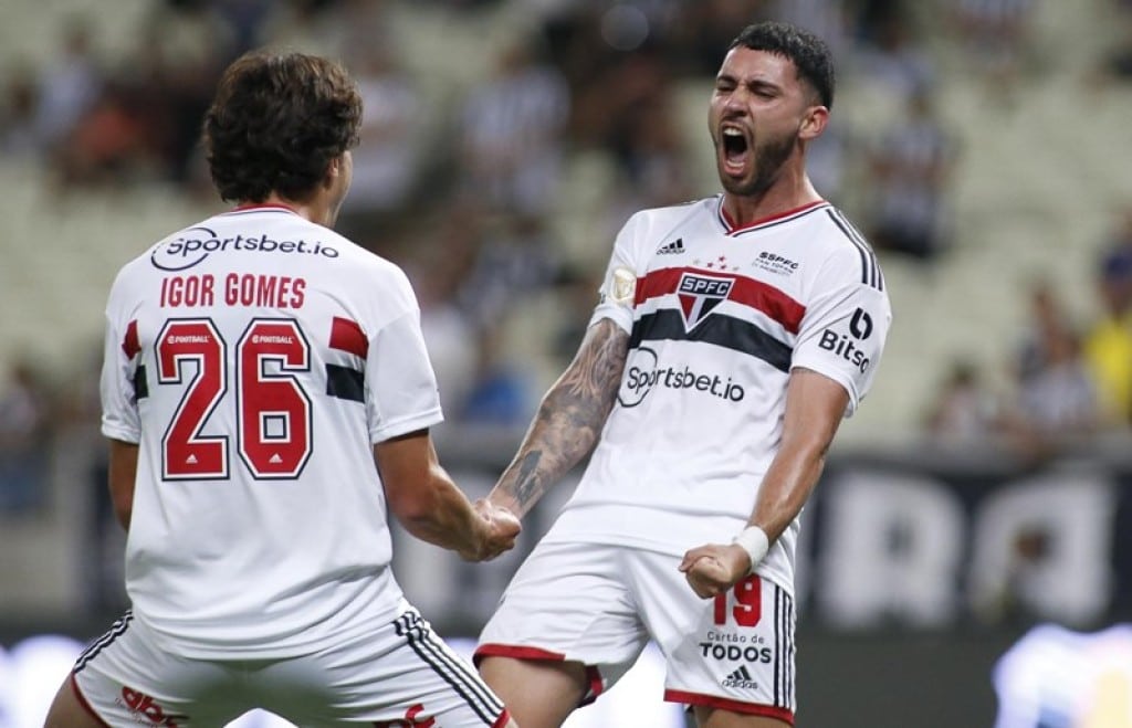 Bustos se despede do São Paulo. (Foto: Twitter do São Paulo)