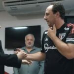 Rogério Ceni cobra e São Paulo vai atrás de reforços. (Foto: Twitter do Sâo Paulo)