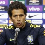 Rodrigo Lasmar, médico da Seleção Brasileira, faz boletim médico do Brasil.(Foto: Twitter da CBF)