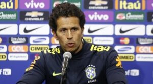 Rodrigo Lasmar, médico da Seleção Brasileira, faz boletim médico do Brasil.(Foto: Twitter da CBF)