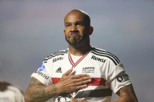 Patrick tem debate acalorado com Rogério Ceni e é multado no São Paulo. (Foto: Twitter do São Paulo)