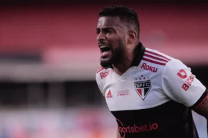 Reinaldo tem contrato com o São Paulo até dezembro. (Foto: Ettore Chiereguini/AGIF)