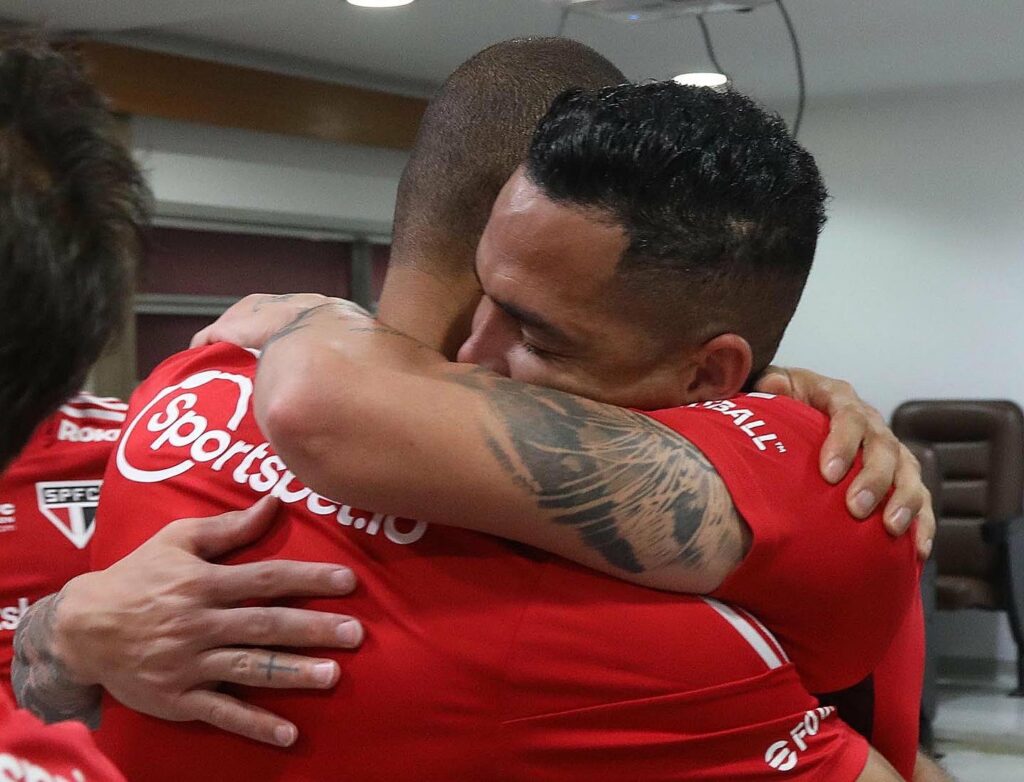 Miranda se emociona com saída do São Paulo. (Foto: Twitter do São Paulo)