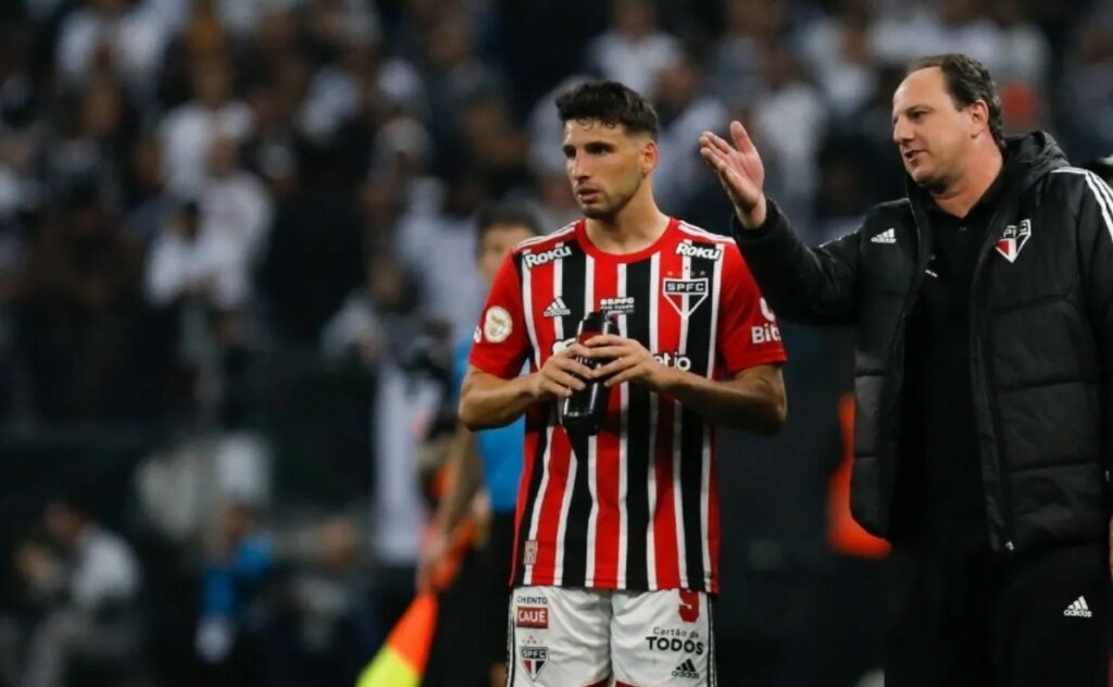 Rogério Ceni orienta Calleri em jogo do São Paulo. (Foto: Twitter do São Paulo)