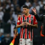 Rogério Ceni orienta Calleri em jogo do São Paulo. (Foto: Twitter do São Paulo)