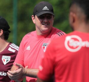 Rogério Ceni quer mais quatro jogadores pelo menos no São Paulo. (Foto: Twitter do São Paulo)