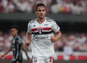 Igor Gomes acerta com o Galo e negocia com São Paulo saída antecipada. (Foto: Twitter do São Paulo)