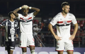 Titular no São Paulo, Arboleda está de fora da partida contra a Ferroviária. (Foto: Twitter do São Paulo)