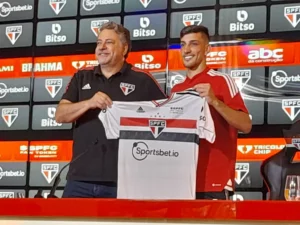 Pedrinho chega ao São Paulo para ser ponta que Rogério Ceni não tinha. (Foto: Twitter do São Paulo)