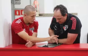 Pedrinho será um dos jovens de Cotia a integrar o elenco profissional do São Paulo. (Foto: Twitter do São Paulo)