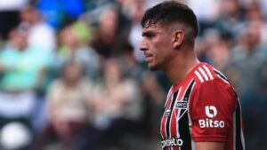 Ferraresi se lesiona, mas agradece à torcida do São Paulo pelo apoio. (Foto: Twitter do Sâo Paulo)