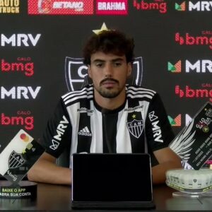 Igor Gomes fecha com Galo e irrita torcida do São Paulo nas redes sociais. (Foto: Twitter do Galo)