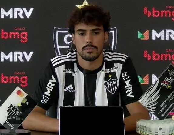 Igor Gomes fecha com Galo e irrita torcida do São Paulo nas redes sociais. (Foto: Twitter do Galo)
