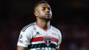 Luan segue em busca da titularidade no São Paulo. (Foto: AGIF)