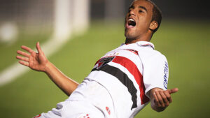 Torcida pede retorno de Lucas Moura, que aguarda propostas do exterior. (Foto: Twitter do São Paulo)
