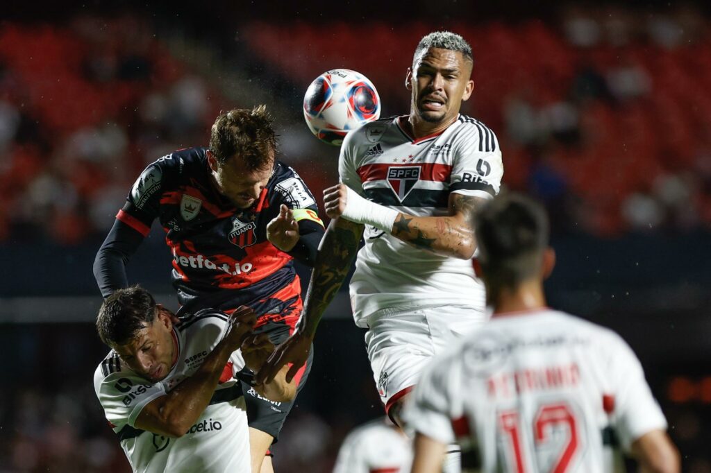 Luciano jogou de 10, mas São Paulo não funcionou na estreia do Paulistão. (Foto: Twitter do São Paulo)