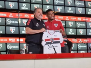 Marcos Paulo é apresentado no São Paulo. (Foto: José Edgar de Matos/ge)