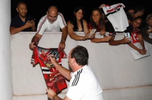 São Paulo recebe carinho da torcida. (Foto: Twitter do São Paulo)