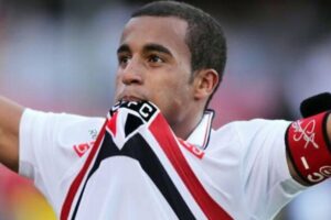 Lucas Moura ainda não decidiu seu futuro para a próxima temporada. (Foto: Twitter do São Paulo)