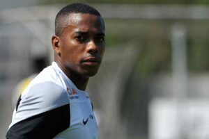 Foto: Ivan Storti/Santos FC - Robinho pode prejudicar ainda mais a situação de Daniel Alves, gerando reação nos torcedores do São Paulo.