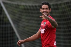 Pato só não marcou em estreias usando a camisa do São Paulo. (Foto: Rubens Chiri/São Paulo)