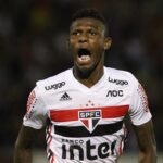 Fotos: Rubens Chiri/São Paulo - Mesmo lesionado, zagueiro entrou na mira da Raposa.