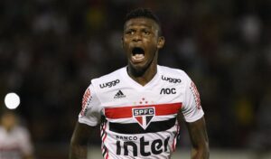 Fotos: Rubens Chiri/São Paulo - Mesmo lesionado, zagueiro entrou na mira da Raposa.