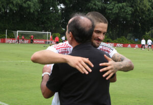 Foto: Rubens Chiri/São Paulo - Pato está se recuperando de lesão, mas tem futuro indefinido no São Paulo