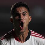 Meia do São Paulo divulgou mensagens que de ameaça recebidas por sua mãe. (Foto: Rubens Chiri/São Paulo)