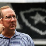 Foto: Vitor Silva/Botafogo - CEO do Botafogo, John Textor tenta "atravessar" o São Paulo.