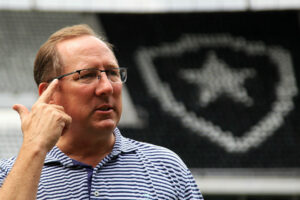 Foto: Vitor Silva/Botafogo - CEO do Botafogo, John Textor tenta "atravessar" o São Paulo.