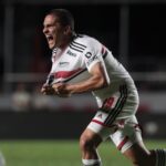 Foto: Rubens Chiri/São Paulo - Muito criticado nesta temporada, o volante pode fazer uma nova função com uma possível mudança analisada por Ceni.
