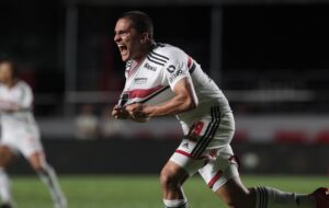 Foto: Rubens Chiri/São Paulo - Muito criticado nesta temporada, o volante pode fazer uma nova função com uma possível mudança analisada por Ceni.