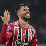 Foto: Rubens Chiri/São Paulo - Centroavante pode ver mais uma opção disputando vaga no setor.