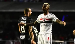 Arboleda recebe crítica no São Paulo e responde na mesma moeda. (Foto: Twitter do São Paulo)